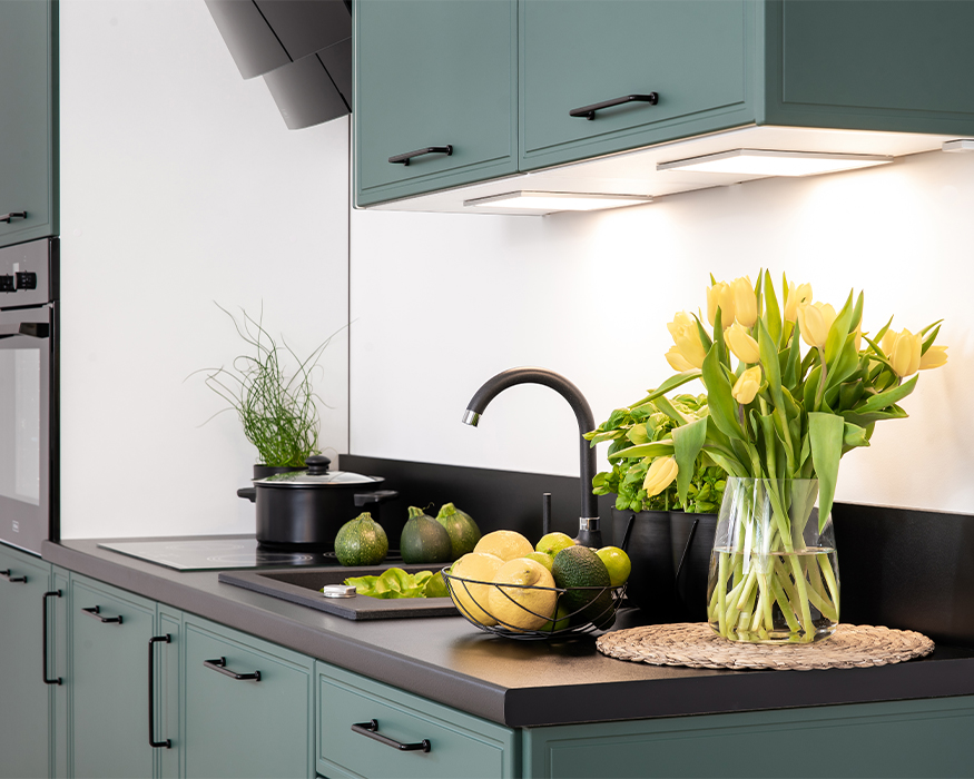 La cuisine LYNN illumine votre espace de travail avec un éclairage sous les armoires La cuisine LYNN illumine votre espace de travail avec un éclairage sous les armoires