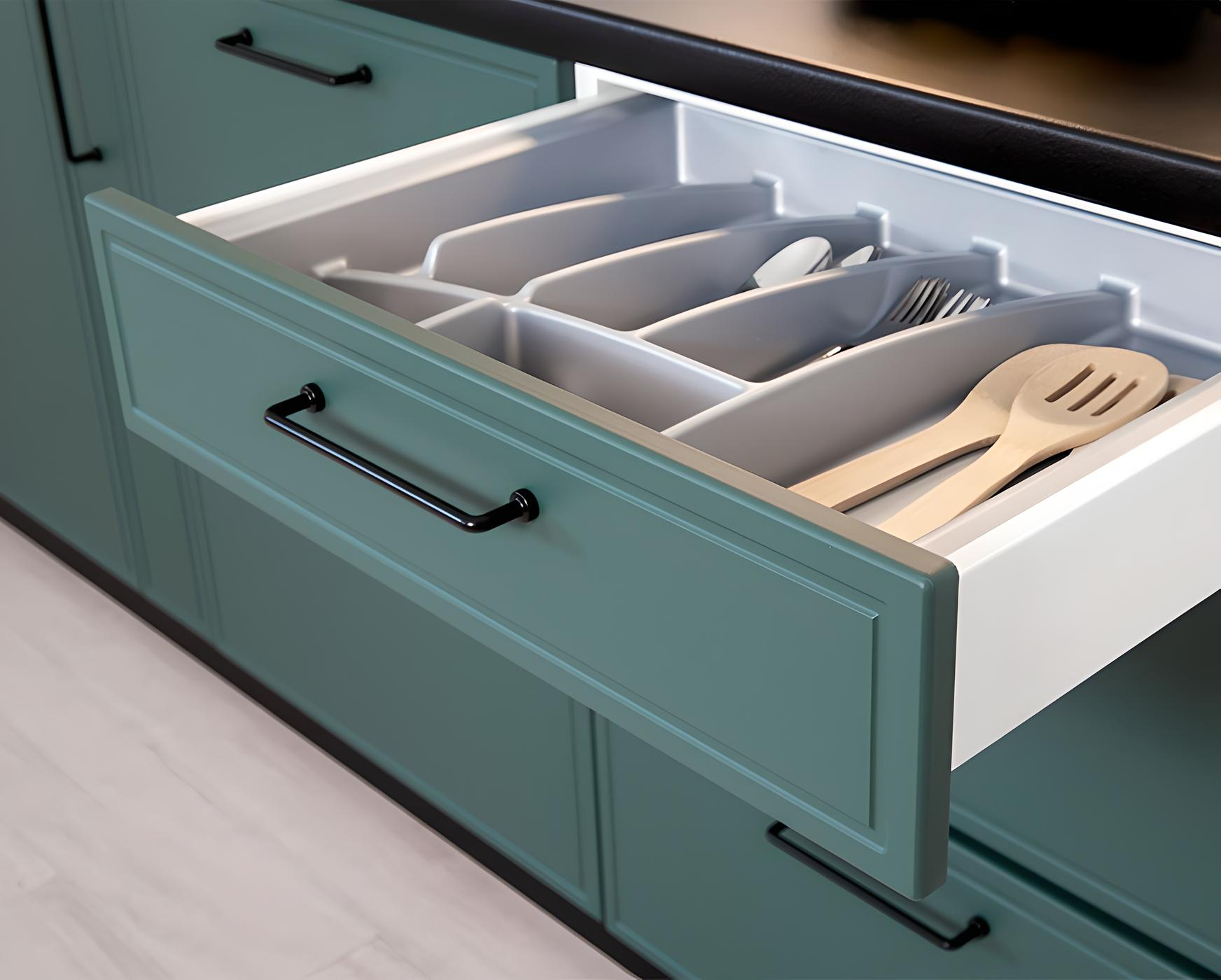 Un tiroir bien organisé dans la cuisine LYNN, équipé de séparateurs pour vos couverts Un tiroir bien organisé dans la cuisine LYNN, équipé de séparateurs pour vos couverts